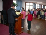대상과 최우수상을 수상한 6학년 이리라, 이연선 학생이 교장선생님으로부터 전교생이 지켜보는 가운데 상장과 상품을 전달 받았다.