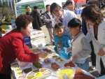 국회 앞 광장에 마련된 '전국 농어촌 살리기 국회 한마당'에서 한성식품의 김순자 대표가 어린이들에게 특허김치와 퓨전김치를 선보이고 있다. 