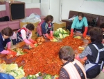 고양시 덕양구 능곡동 새마을부녀회에서는 11월 22일 능곡동사무소에서 소년.소녀가장, 독거노인, 결손가정 등 어려운 이웃에게 김장김치를 제공하기 위하여 능곡동 각종 봉사단체가 참여