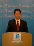 김희겸 경기도 보건복지국장이 11월 22일 도청 브리핑룸에서 판교 메모리얼 파크 관련 사항을 설명하고 있다.