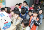 서울의 한 초등학교 학생들이 점심시간을 이용해 데이콤 콜렉트콜 전용 인터넷전화로 통화하기 위해 줄지어 서 있다. 
