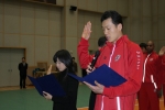 지난 21일 '2005~2006 V-리그 출정식' 에서 선서를 하는 김성채 그레이터스 선수단 대표(우)와 원인영 사내 서포터즈 대표(우)