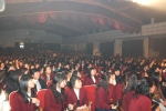 2005 동의대학교 대학설명회에 참가한 고교생들이 입시 설명 경청 및 동아리 공연에 참여하고 있다.