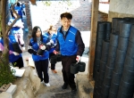 삼성전자는 22일부터 24일까지 '사랑의 연탄 나르기' 활동을 통해 월동 준비가 어려운 수원시내 무의탁 및 독거노인 총 51가구에 가구당 200장씩 총10,200