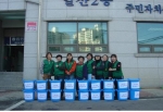 일산2동 새마을부녀회(회장:강미경)는 22일 20여명의 회원이 힘을 모아 배추 200여포기로 김치를 만들어 관내 독거노인 18가구에 전달하였다.