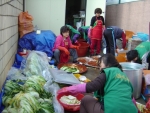 고양시 덕양구 행신1동 새마을부녀회(회장 김길회)에서는 22일과 23일 이틀에 걸쳐 어려운 이웃을 돕기 위해 『사랑의 김장 담그기』행사를 가졌다.