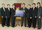 교보생명 박성규 대표이사(오른쪽 네번째) 서울대학교 정운찬 총장(왼쪽 세번째)은 24일 '서울대학교발전기금 기부보험' 업무제휴 협약을 체결했다. 정운찬 총장은 협