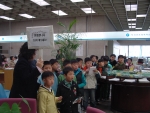 무학초등학교 학생들이 마산시청 민원실을 견학하고 있다