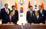 11월28일 국방부에서 국방부와 경기도청간의 영어마을 협약식에 참석한 손학규 경기도지사가 협약식에 앞서 윤광웅 국방장관과 담소를 나누고 있다.