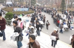 26일, 연세대에서 '고려교육' 주최로 열린 대학입시설명회장을 찾은 수험생과 학부모들이 주최측이 제공하는 배치참고표 등 입시 자료를 받기 위해 장사진을 이루고 있