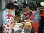 마산시 농업기술센터 향토음식연구회 회원 30명은 29일 오전 농업과학교육관에서 향토음식 만들기 실습을 열었다.