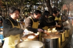 증권예탁결제원은 29일 정의동 사장을 비롯한 임원들과 자원봉사 직원들이 서울 종로구 소재 무료급식소 사랑채(대표 김금복 목사)에서 약 500여명의 노인들에게 무료점심 봉사를 실시하