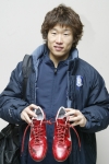 태극전사 경매 물품을 들고 있는 박지성 선수