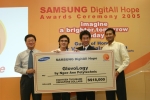 삼성전자가 총 50만달러의 「2005 삼성 디지털 호프(DigiAll Hope)」기금을 통해 소외 계층을 위한기술 개발을 적극 지원하고 있다. 삼성전자 동남아총괄 박상진 부사장(왼