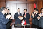 황철곤시장, 하문식 시의회의장, 이스탄불 카흐트하네구청장 파즐러 클러츠(MR. FAZLI KILIC) 구청장 등이 참석한 가운데 마산우정의 공원에서 마산에서 가져간 은행나무 4그루