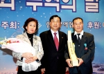 11월 30일 서울 코엑스에서 열린 무역의날 기념식에서 이희범 산자부 장관(가운데)에게 훈장을 받은 현대중공업 최창식 기원(오른쪽)
