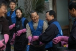 기업은행(은행장 강권석)은 30일 서울 중구 남대문로 회현동 일대에 사는 독거노인과 불우이웃을 방문해 사랑의 연탄 1만장과 쌀 100포대를 전달했다. 이번 행사에는 강권석 은행장을