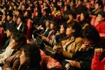 30일 마산MBC홀에서 열린 ‘학부모와 함께 하는 논술 특강’에 참석한 수험생과 학부모들이 이만기 선생의 논술 고사에 대한 강의를 경청하고 있다.