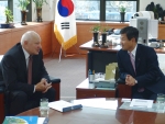 야로슬로브 세미니친 극동해양연구소장과 환담중인 서정호 사장.
