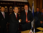 한․이스라엘 관광협정 체결 사진(정동채 문화관광부장관과 Mr. Avraham Hirchson 이스라엘 관광장관이 협정체결 후 악수) 