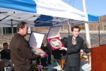 관리원이사장(김기호)과 월현2리 이장이  감사패를 서로 나누는 모습