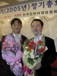 우수종사원 장영철 과장 우준수 차장(왼쪽부터)