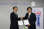 LG텔레콤 단말데이터사업본부장 노세용 상무(왼쪽)와 태국 Info-media사의 Sanchai(산차이) 사장이 태국 방콕에서 이모티콘SMS 및 MMS 솔루션 및 콘텐츠 제공에 관한