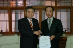 2005년 12월 5일(월) 오전 10시 농협경북지역본부는 경북도지사 접견실에서「희망 2006 이웃사랑 캠페인」성금 1억원을 경상북도사회복지공동모금회에 기탁하였다.