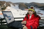 스키장에서 스키를 즐기던 전문 상담원이 데이콤 AnyHelp 서비스(www.anyhelp.net)를 통해 원격으로 고객 PC의 장애를 해결하고 있다. 