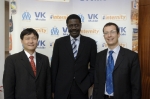 6일 오전 11시 프랑스 축구클럽 마르세이유 본사에서 열린 VK와 아브니르텔레콤의 올림피크 마르세이유 공식 후원 계약 체결식. 
왼쪽부터 VK 이철상 대표, 빠쁘 디유프(Pape
