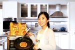 삼양사가 기존 오븐용 홈베이킹 제품들에 이어 후라이팬으로 만들 수 있는 '큐원 찰호떡믹스'를 12월 초 출시했다. 