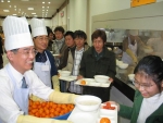 서울시립대학교에서는 2005학년도 제2학기 학기말 시험기간중 총장과 교수들이 학생들에게 떡국을 배식하는 『사랑의 떡국』를 한다 