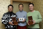 지난 12일(월) 비트로시스가 주최한 공식 만찬에서 (좌로부터)최광수, 김종덕, 장익제 프로골퍼가 비트로시스 고려산삼배양근 엑기스 제품을 들고 포즈를 취하고 있다. 