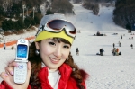 스키장을 찾은 고객이 핸드폰을 통해 감사의 문자메시지를 받고 즐거워하는 모습.