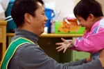 병원을 방문해 아이들과 함께 놀아주는 루슨트 자원봉사자(정병태 전무)