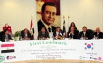 GS건설 플랜트사업본부장 우상룡 부사장(사진 가운데)과
Mohammed Atef(모하메트 아테프) ELAB회장(오른쪽 세번째)이 계약서명식에 참여하고 있다.