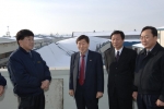 김성진 중소기업청장(가운데)이 20일 오후 이번 폭설로 공장 지붕이 무너진 중소기업 (주)대인(전북 김제 소재)을 방문, 피해상황을 둘러본뒤 회사 관계자들을 격려하고 있다.  