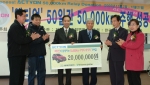 쌍용자동차 최형탁 사장(사진 가운데 왼쪽)과 한국복지재단 김석산 회장(사진 가운데 오른쪽)이 자동차동호회연합 대표 이동진(왼쪽에서 두 번째)와 한사랑마을 강태환 원장(오른쪽에서 두