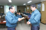 21일, 장명우 플랜트사업본부장이 성금을 전달하는 장면. 