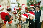 크리스마스를 맞이해 KTF 직원들로 구성된 ‘Bigi IT 공부방’ 자원봉사단이 땅끝 마을 해남의 송지교회를 방문, 지역 아동들을 위해 산타 복장을 하고 선물을 나누어주며 봉사활동