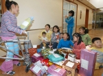 한국마이크로소프트(사장 유재성) 봉사동호회 투게더 회원들이 '사랑의 선물 나누기' 행사를 통해 준비된 선물을 암사재활원 어린이들과 나누고 있다. 봉사회원들은 할아