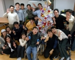 현대모비스 경영지원본부 임직원들이 경기도 광주 소재 사회복지시설인 ‘향림원’에서 아이들과 크리스마스 트리를 만들고 있다.
