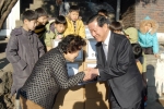 김규복 신용보증기금 이사장이 23일 마포구 상암동에 소재한‘삼동소년촌’을 찾아 후원금과 위문품을 전달하고 있는 모습