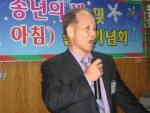 축가를 부르고 있는 수상자 조병설 수필가