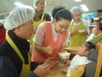 12월 14일, 풀무원 자원봉사자들이 광주 한사랑 장애 영아원에서 혼자 음식을 먹기 어려운 장애 영아들에게 밥을 먹여 주고 있다.
