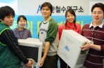 안철수연구소(대표 김철수 www.ahnlab.com)는 한국정보문화진흥원(원장 손연기)의 '사랑의 PC보내기'에 참여해 최근 본체와 모니터 등 약 30대를 기증했
