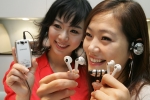 삼성전자가 귀걸이형 이어폰과 200만화소 카메라 내장 MP3를 출시한다.