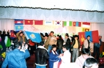 대우조선해양 자원봉사단 주최로 열린 외국인 송년행사에서 외국인들이 자국 국기를 들고 즐거워하고 있다. 
