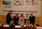 두산중공업 김대중 사장(맨 오른쪽)이 모하메드 아부나얀 발주처(오른쪽 두번째) 회장 등이 참석한 가운데 세계 최대 규모의 사우디아라비아 쇼아이바 담수 플랜트 건설 계약을 체결하고 