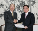 대구은행은 대구광역시청과 경상북도청을 방문해 사회복지공동모금회에서 전개하고 있는 “희망2006 나누면 행복+행복 이웃돕기 성금” 모금행사에 이웃돕기 성금 1억6천만원을 기탁했다.